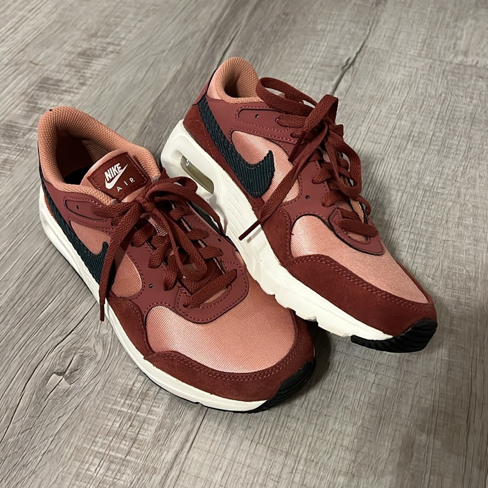 Women’s Nike Air Max with courderoy detail on the swoosh. Only worn once.